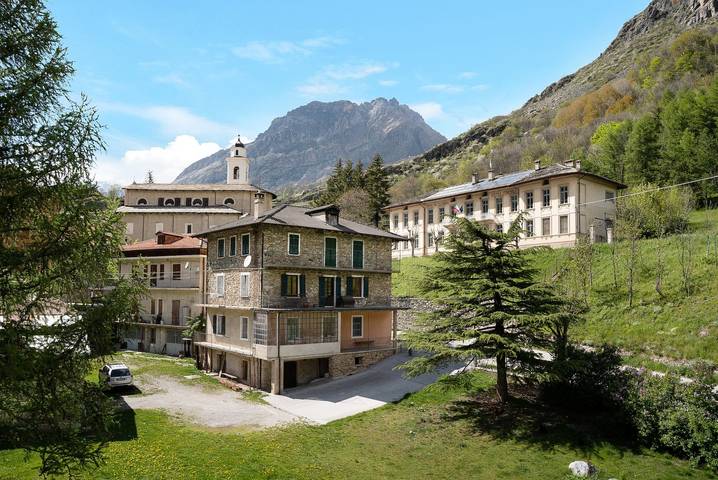 Appartement entier, Appartement 'Alta Valle Maira C' avec vue sur les montagnes, jardin partagé et Wi-Fi in Acceglio, Province de Coni