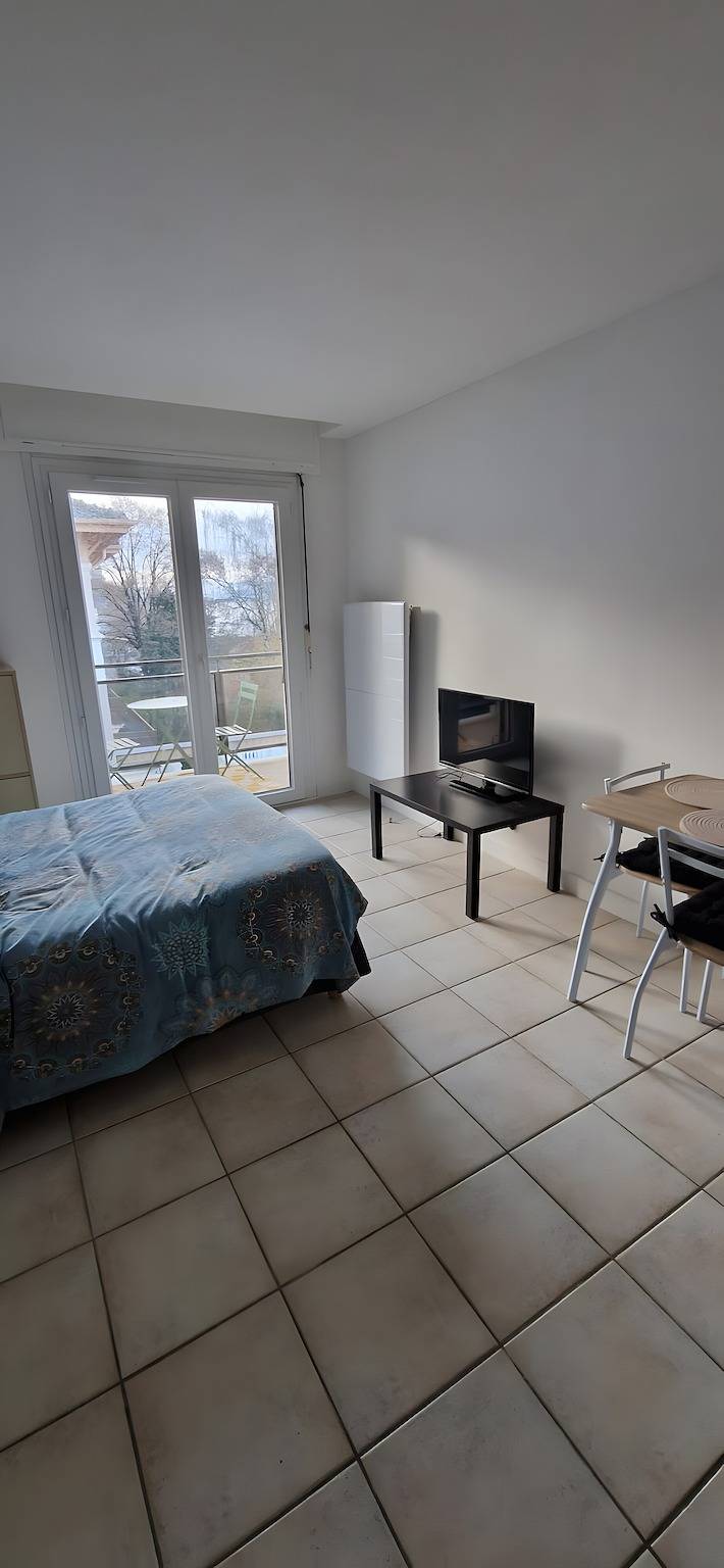 Ganzes Studio, Studio-Apartment 'Moderne Évian, See- und Thermenblick' mit Balkon und Wlan in Évian-les-Bains, Thonon-les-Bains und Umgebung