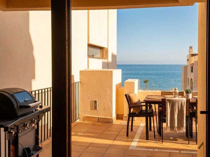 Ganze Wohnung, Beachfront Bahia La Plata by Costarentals in Reinoso, Estepona