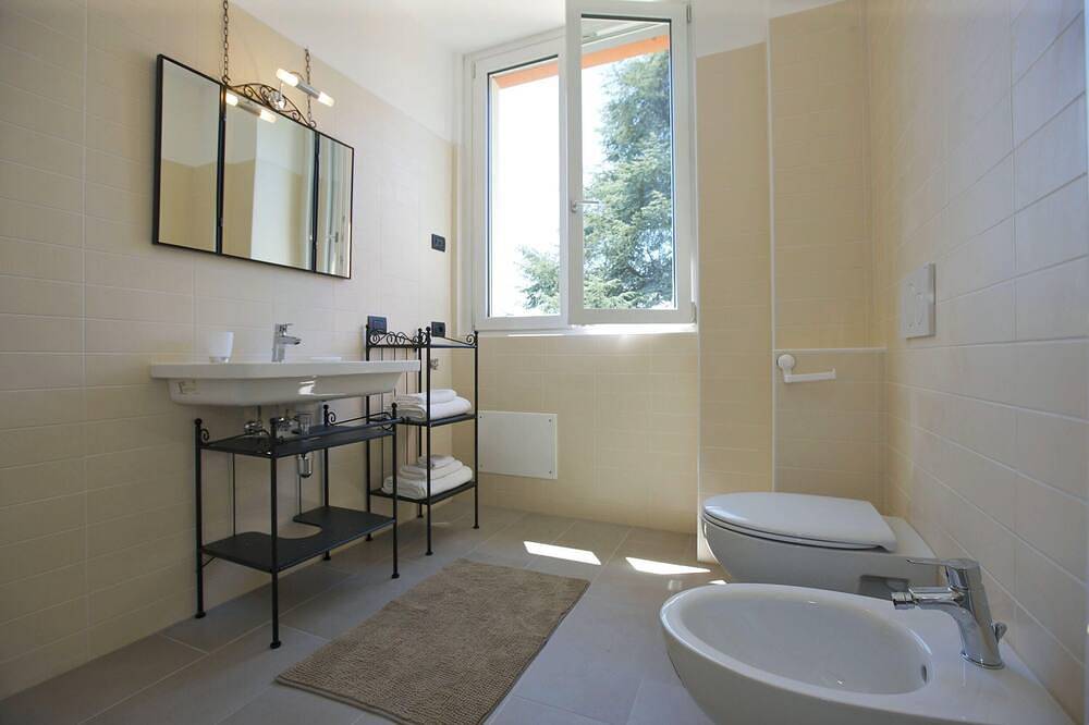 Appartamento intero, Appartamento ad angolo con 2 camere da letto in una prestigiosa villa del 1850 con piscina riscaldata dal sole in Miazzina, Lago Maggiore (Piemonte)