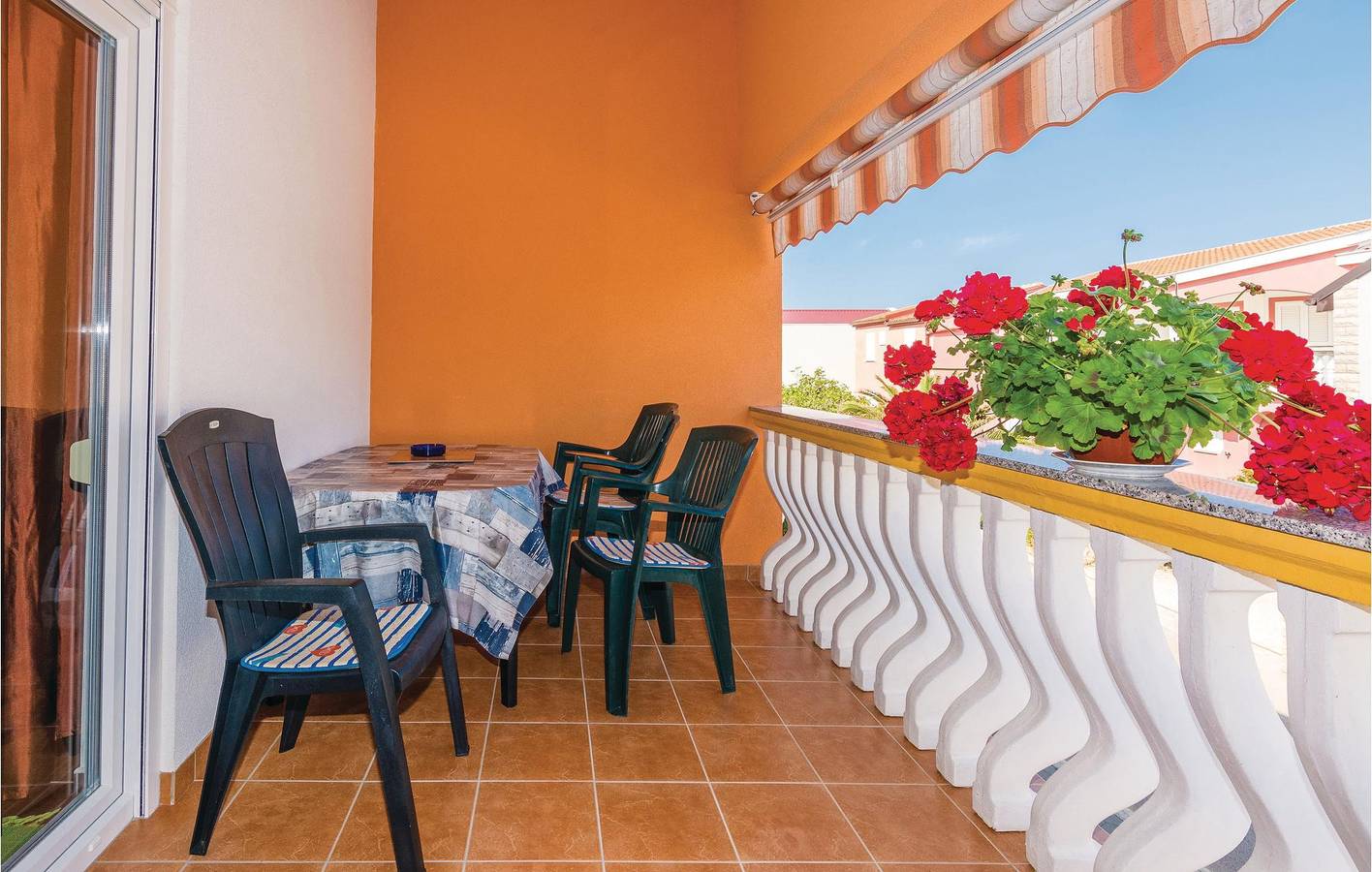 Hel ferieleilighet, Ferieleilighet for 9 personer med terrasse in Vir