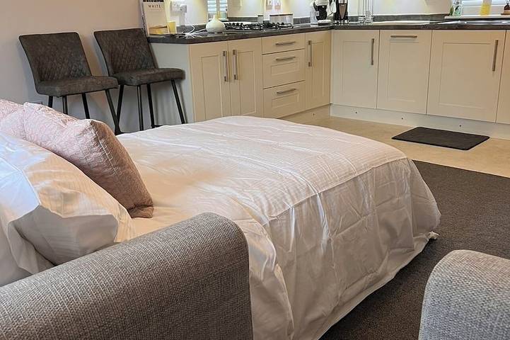Luxury apartment in central Lichfield. Free parking. Sleeps from 1 to 6 people in Staffordshire