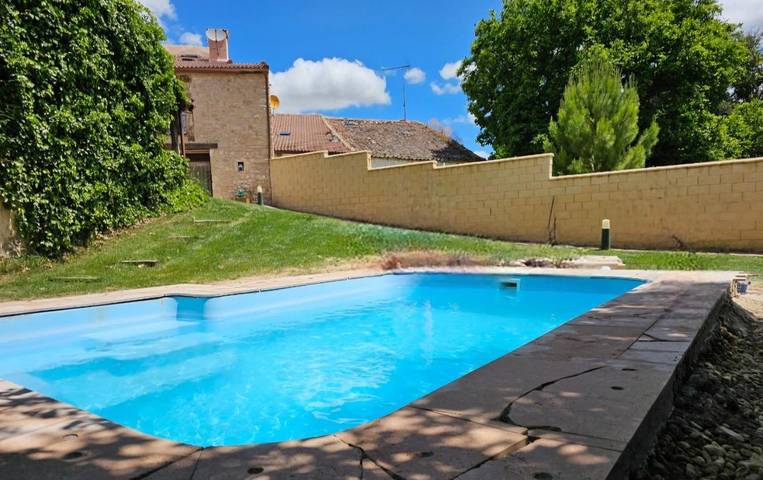 Casa rural para 18 personas, con Balcón y Jacuzzi además de Terraza y Jardín en Comarca de Riaza - 2