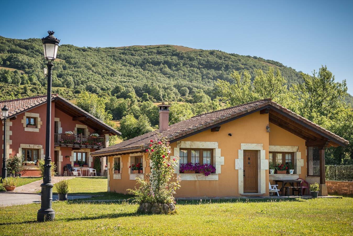 Casa Marta with Mountain Views, Private Terrace and Wi-Fi in Hermandad de Campoo de Suso, Cordillera Cantábrica