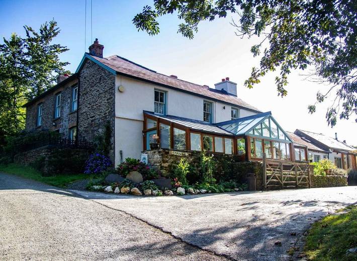 B&b for 3 people, with hot tub and terrace as well as garden in South-Wales