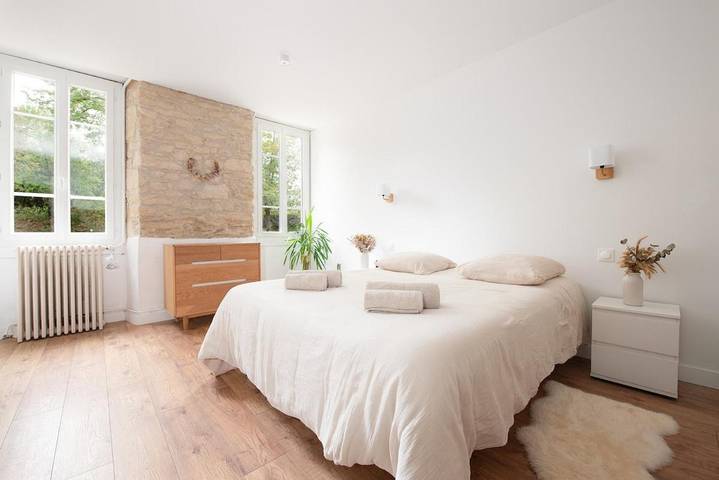 Location de vacances pour 6 personnes, avec terrasse ainsi que vue et jardin à Aussac - 4