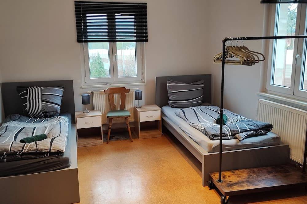 Monteur- Ferienhaus 310m² mit 21 Einzelbetten  3 Bädern Parkplatz Wlan Grill Tv in Veitshöchheim, Fränkisches Weinland