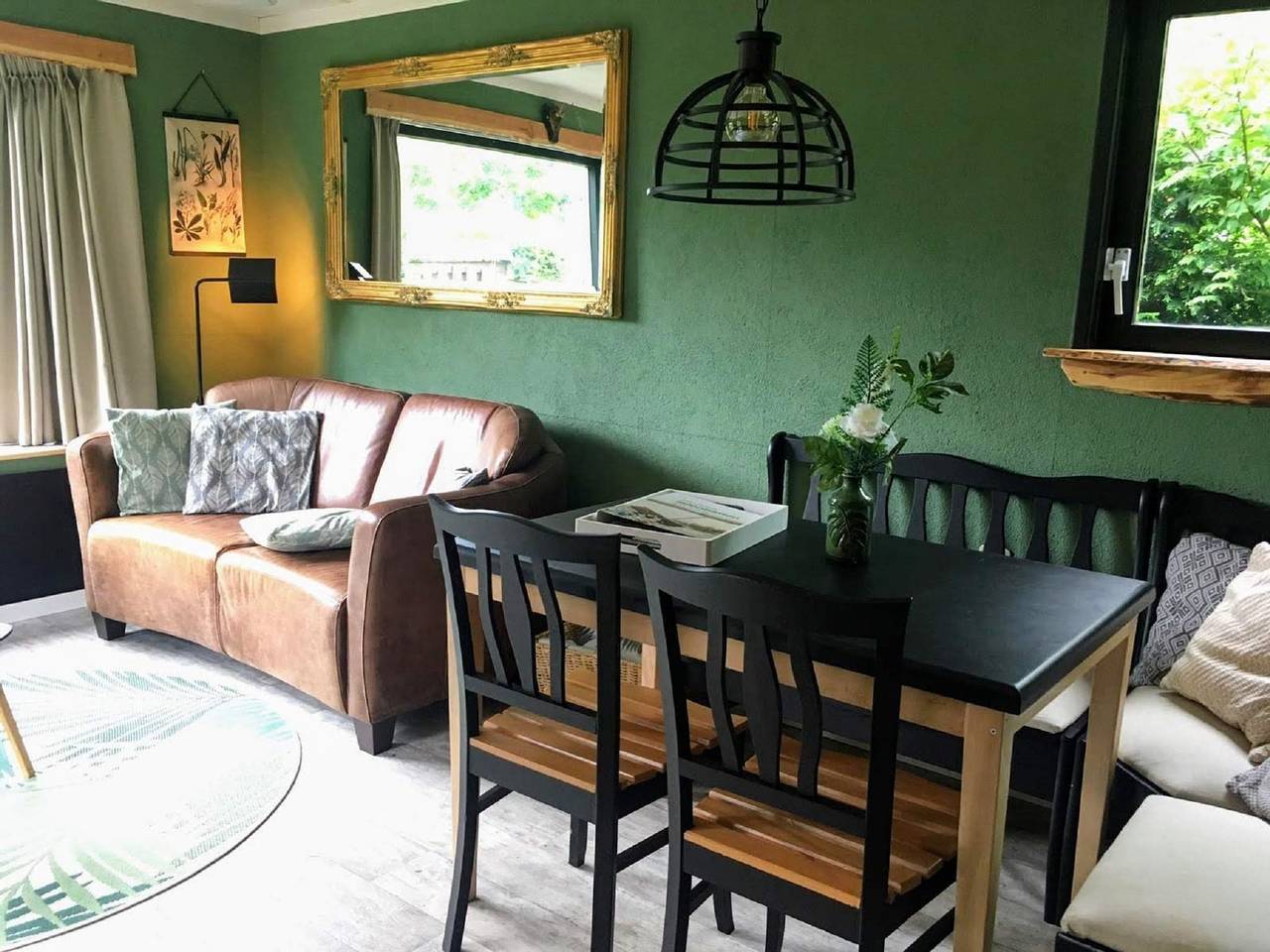 Tasteful chalet with veranda in the Veluwe in Veluwe