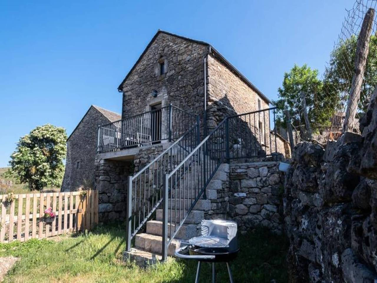 Apartamento entero, Cabaña en Lozère con piscina común in Fraissinet-de-Fourques, Cevenas