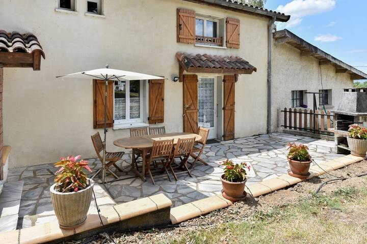 Location de vacances pour 6 personnes, avec Terrasse ainsi que Jardin et Piscine à Brens