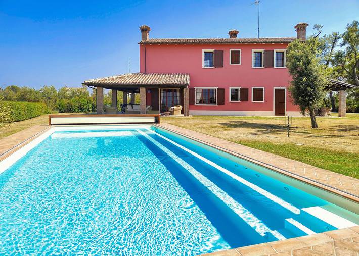 Casa vacanza per 9 persone, con piscina e giardino in San Costanzo