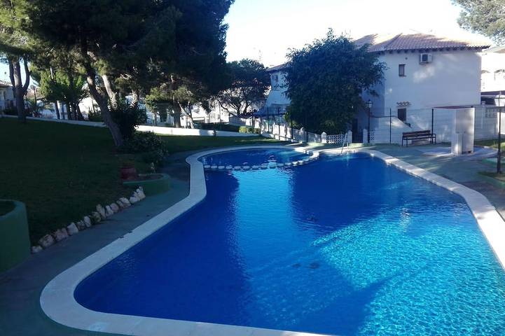 Bungalow für 4 Personen, mit Terrasse und Pool in Torrevieja