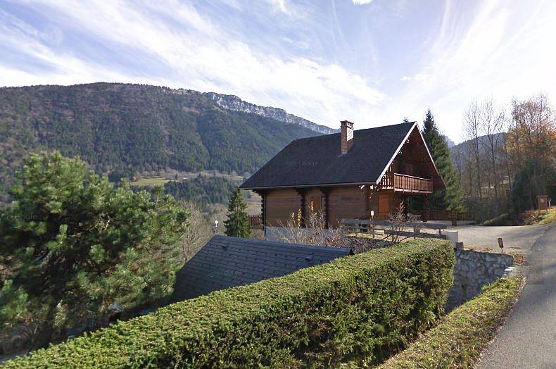 Gîte douillet avec parking, cheminée et WiFi près du centre-ville et de la rivière in Saint-Pierre-d'Entremont, Isère