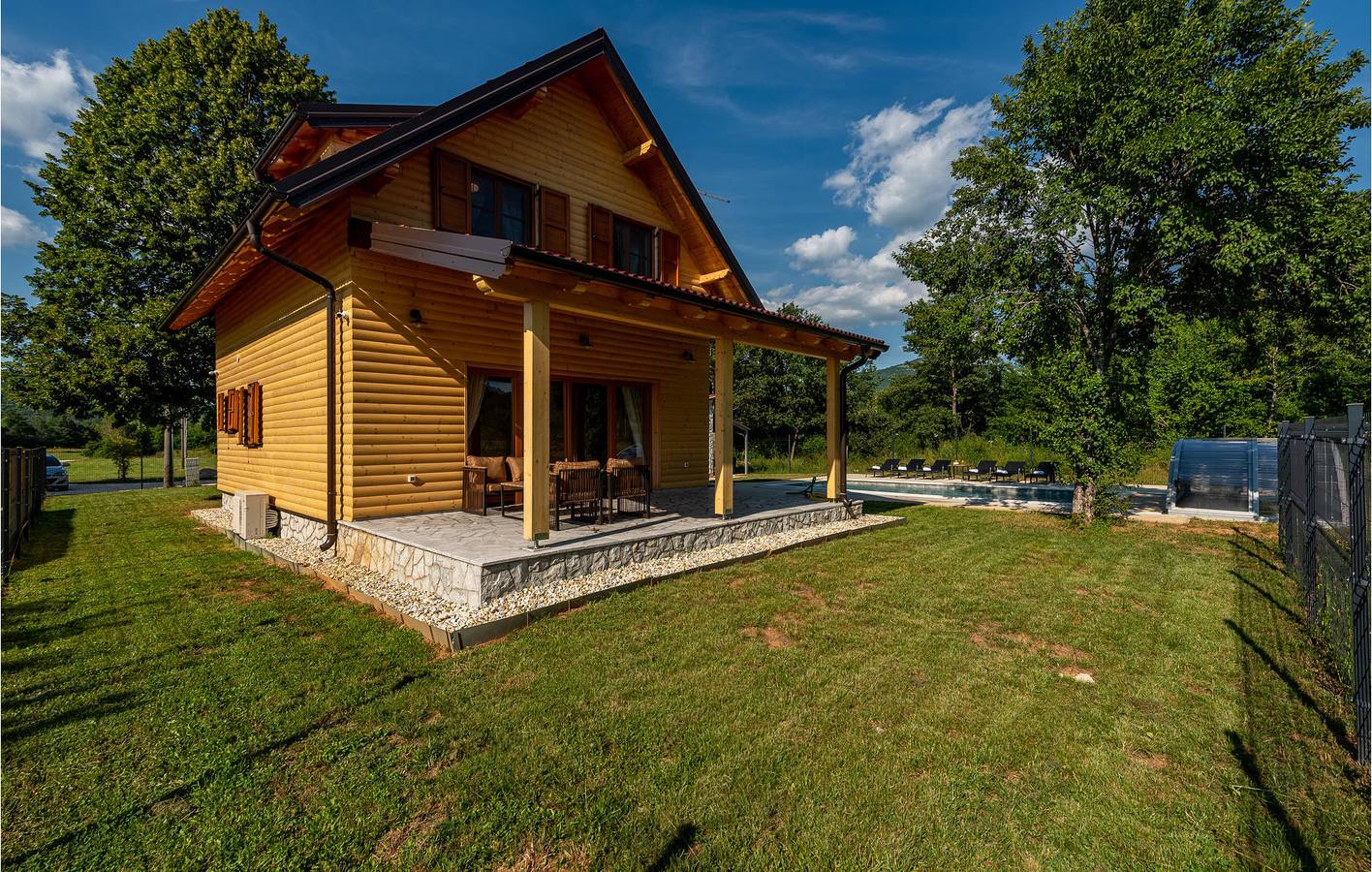 Charmante 120 m² große Wohnung mit Pool, Parkplatz und WLAN, 2 km vom Fluss entfernt in Lovinac, Naturpark Velebit