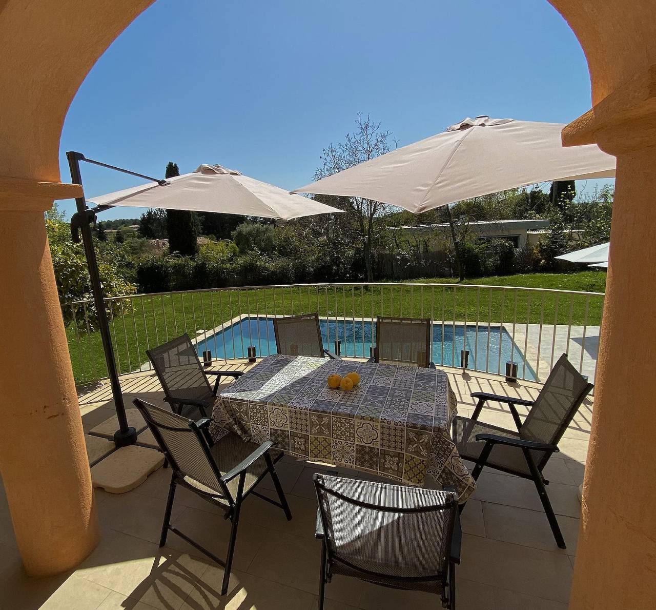 Spacious and elegant villa with large garden, swimming pool and 3 bedrooms with air conditioned in Vence (Alpes Marítimos), Region de Cannes