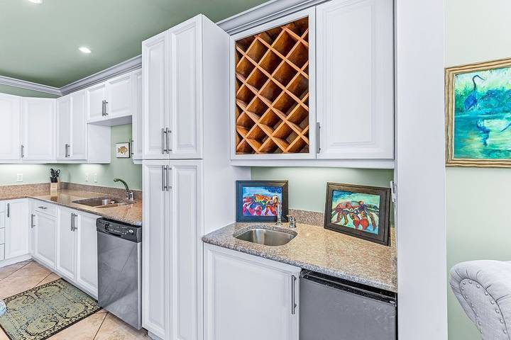 Beach rental for 9 people, with pool and balcony in Gulf Shores