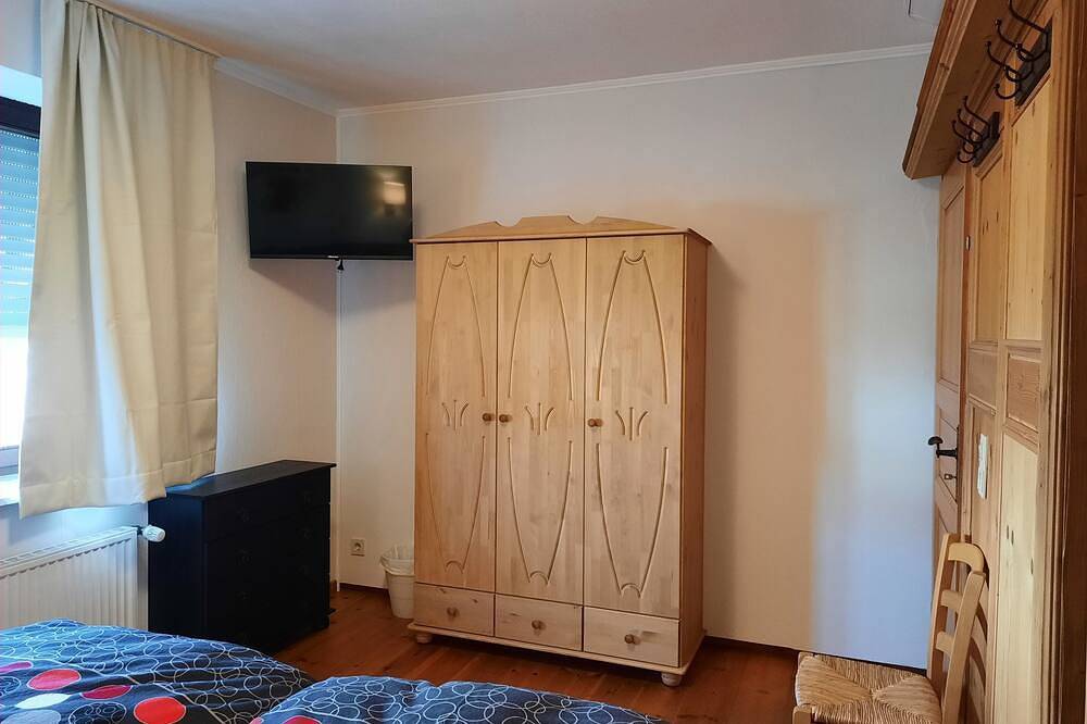 Ganze Wohnung, Gemütliche Wohnung in ruhiger Lage - 76m² mit 31m² Terrasse und Großem Parkplatz in Lübbecke, Wiehengebirge