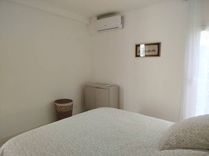 Appartement entier, Grand T2 rénové – Plage à pied (10 min) | Clim | Parking | Wifi in Le Lavandou, Parc national de Port-Cros