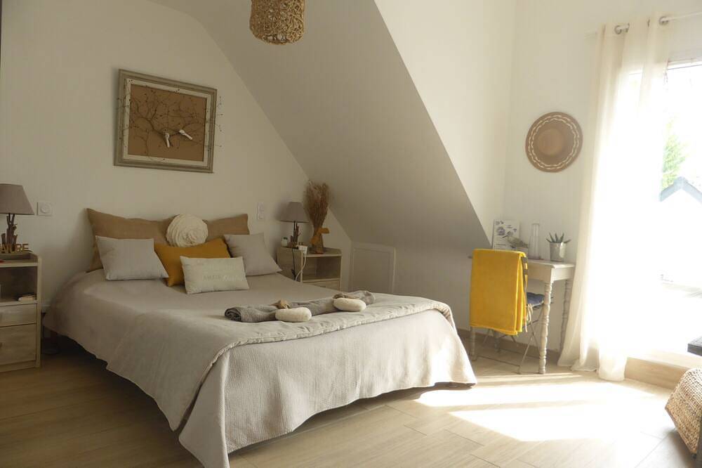 Entire apartment, Apartment “Near Vannes with Stunning Lake View”, Shared Pool & Wi-Fi in Theix-Noyalo, Côte des Mégalithes