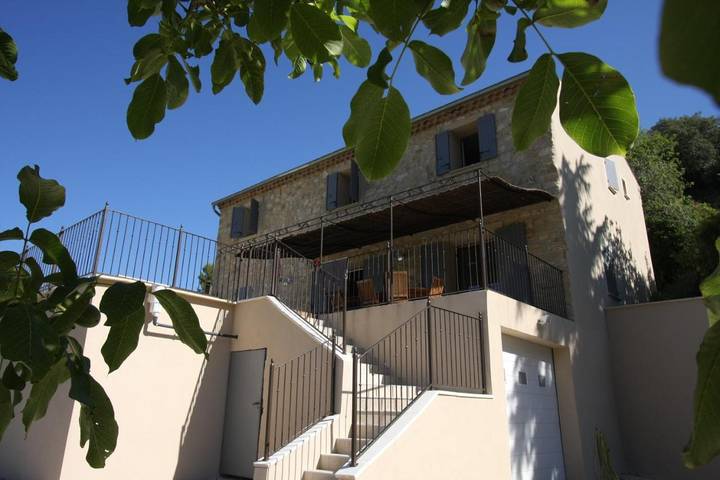 Location de vacances pour 8 personnes, avec Terrasse et Jardin ainsi que Piscine et Vue à La Roque-Alric
