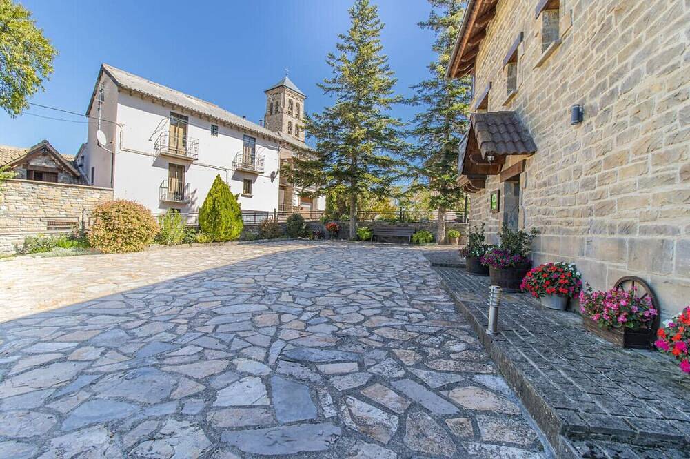 Retiro Íntimo en los Pirineos Jardín y Parking in Sabiñánigo, Pirineos