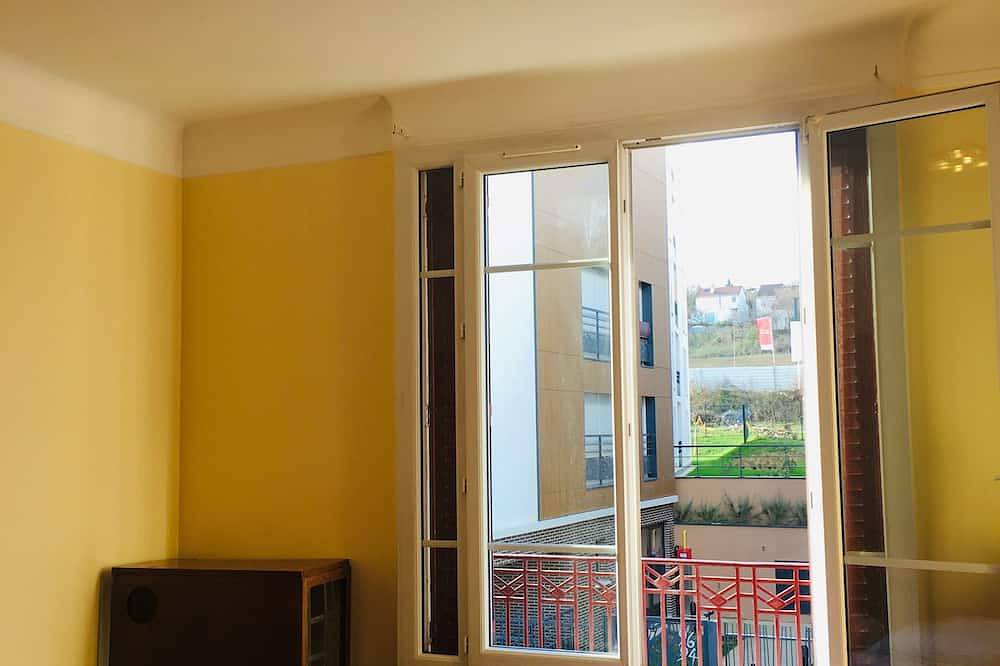 Sanitized Wonderful Paris 3 in Vitry-sur-Seine, Valle del Marne