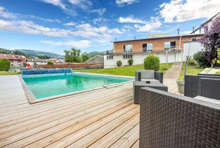 Gîte pour 14 personnes, avec piscine et jardin ainsi que balcon et jacuzzi