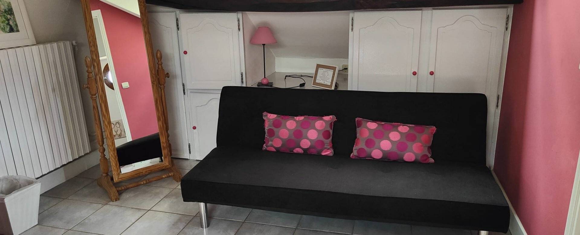 Chambre d’hôtes « Chambre Rose » avec terrasse partagée, jardin commun et Wi-Fi in Sermaise (Île de France), Essonne