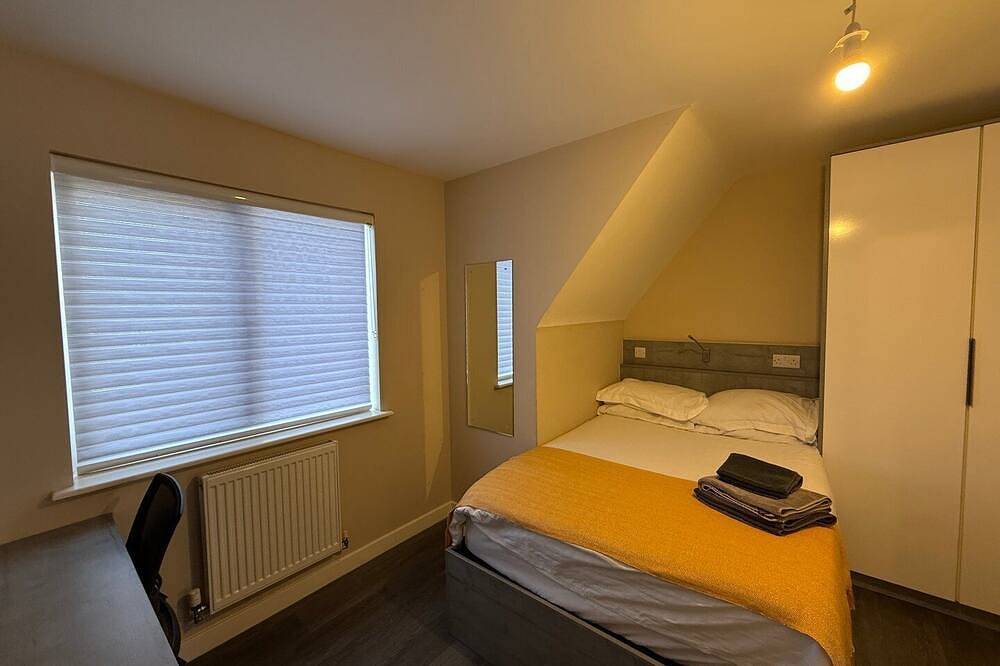 Ganze Wohnung, Spacious three bedroom Near Royal Holloway in Thorpe Park, Surrey