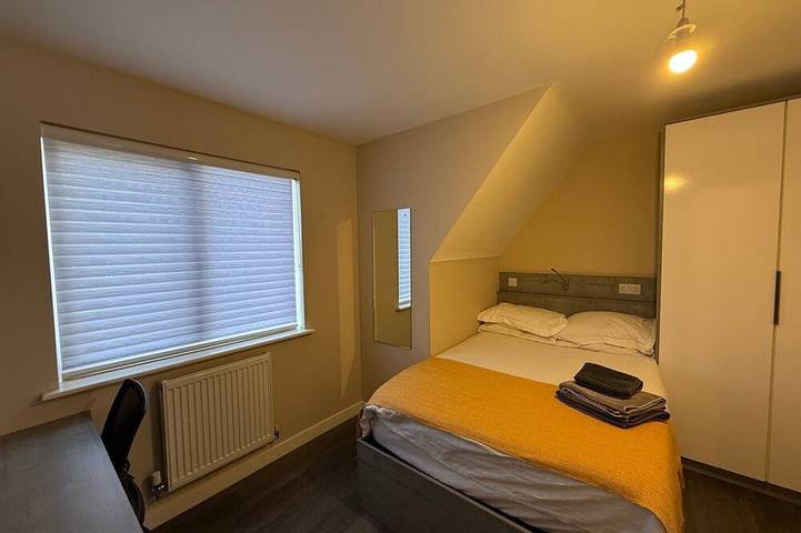 Ganze Wohnung, Spacious three bedroom Near Royal Holloway in Thorpe Park, Surrey