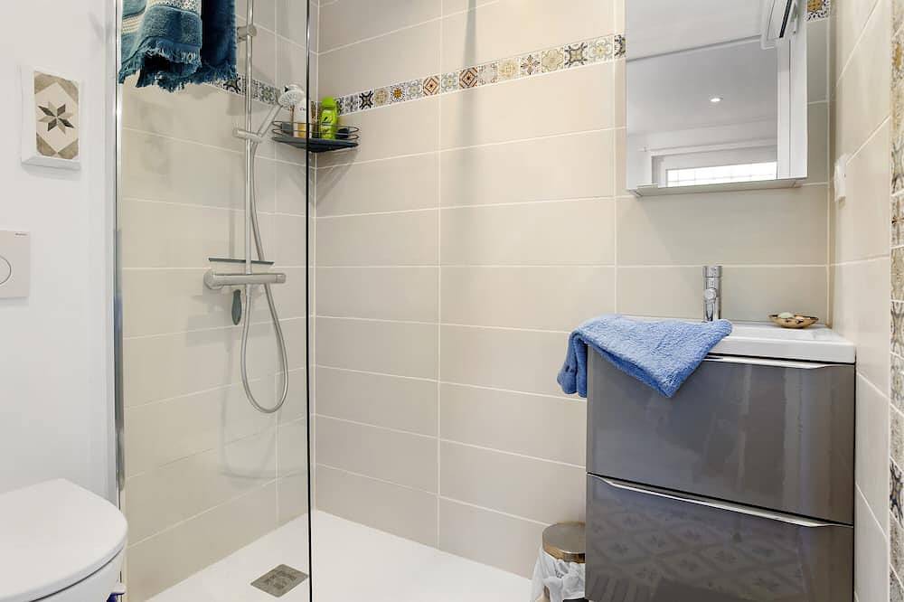 Entire apartment, Apartment 'Carpe Diem' with Shared Terrace and Wi-Fi in La Farlède, Toulon region