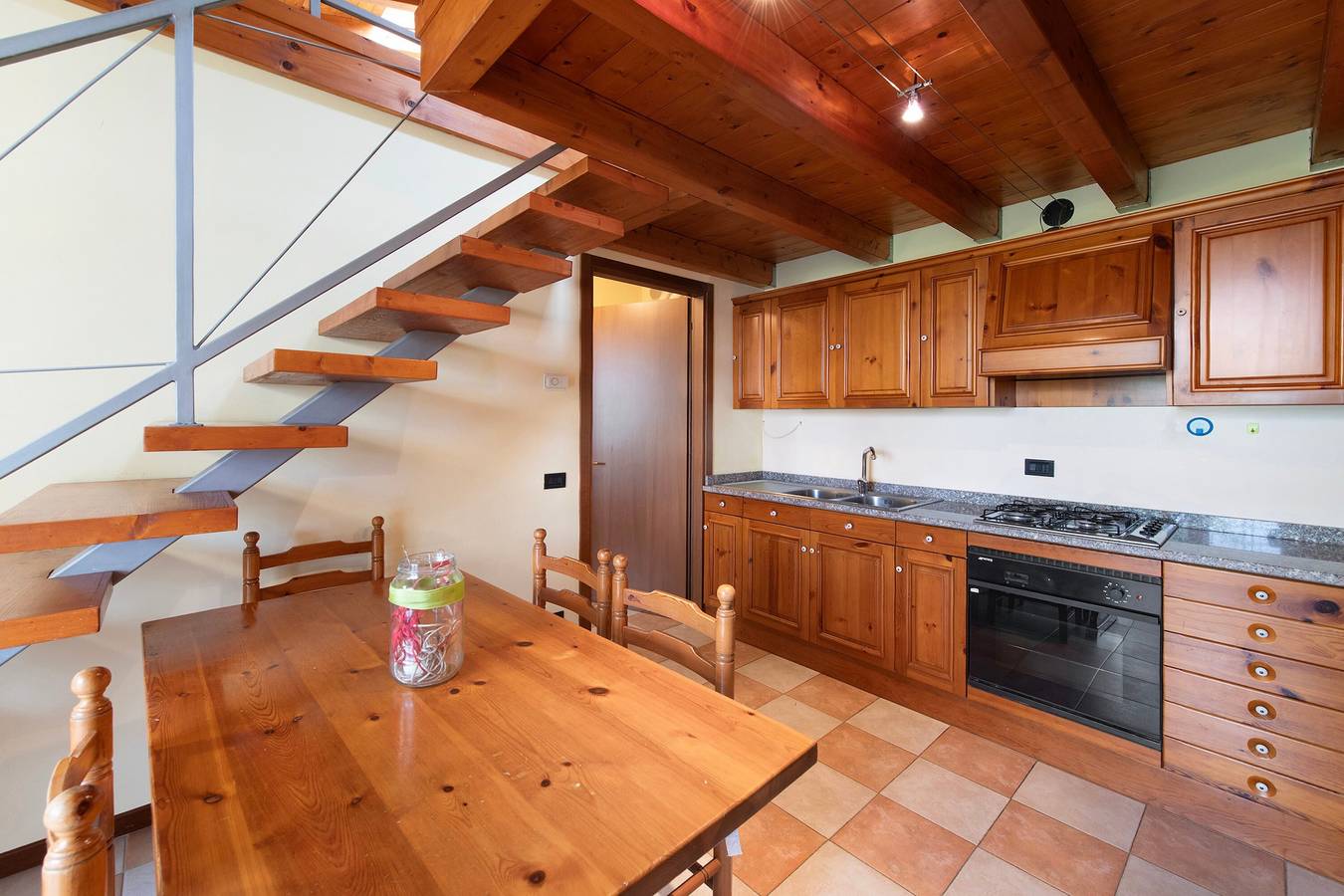 Ganze Wohnung, Apartment „House Of The Sun“ mit Gemeinschaftspool, privater Terrasse und Wlan in Rivoltella del Garda, Desenzano del Garda