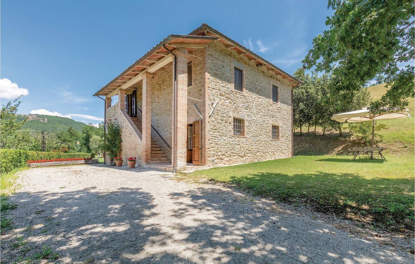 Ganze Ferienwohnung, Poolside Haven mit Parkplatz und Flussblick in Assisi, Perugia Provinz