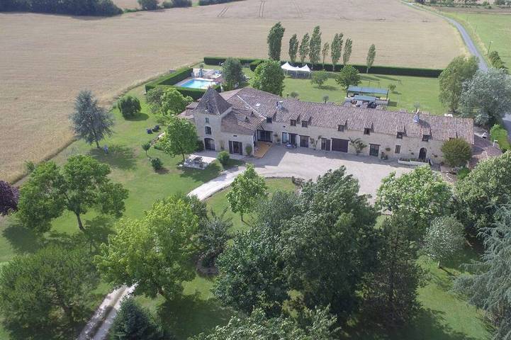 Gîte pour 18 personnes, avec terrasse ainsi que jardin et piscine à Sainte-Innocence