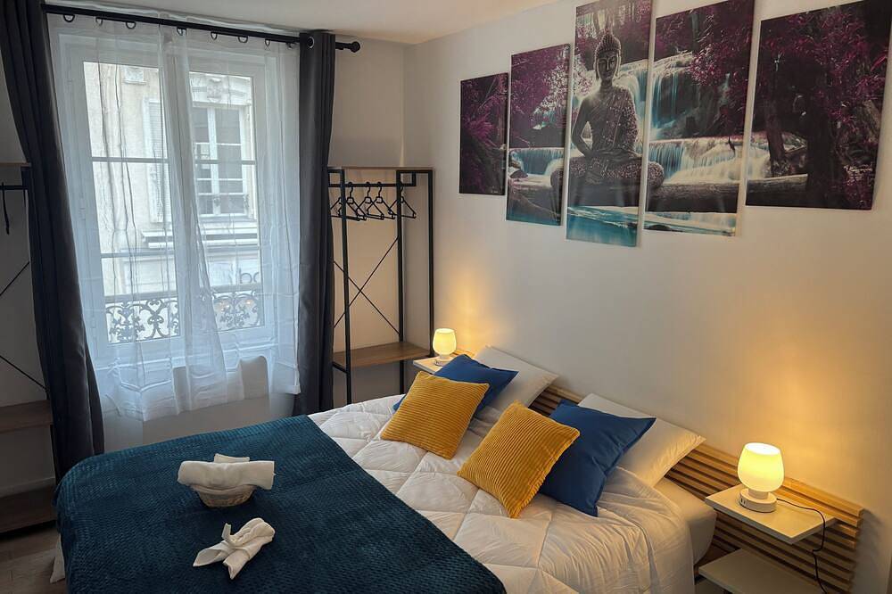 Entire apartment, Cosy downtown duplex, ideal for couples or telecommuters - near Défense in Rueil-Malmaison, Hauts-de-Seine