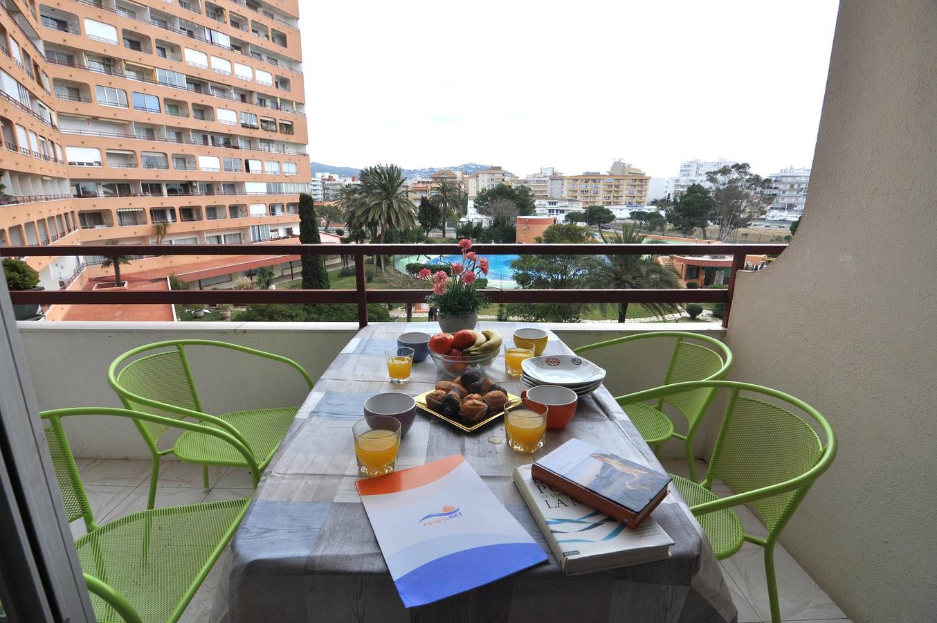 Estudio entero, ¡Encantador estudio en alquiler en Roses, Costa Brava! Capacidad para 4 personas, comodidades modernas, piscina, Wi-Fi gratuito, cerca de la playa. ¡Reserva ahora! in Santa Margarida, Roses
