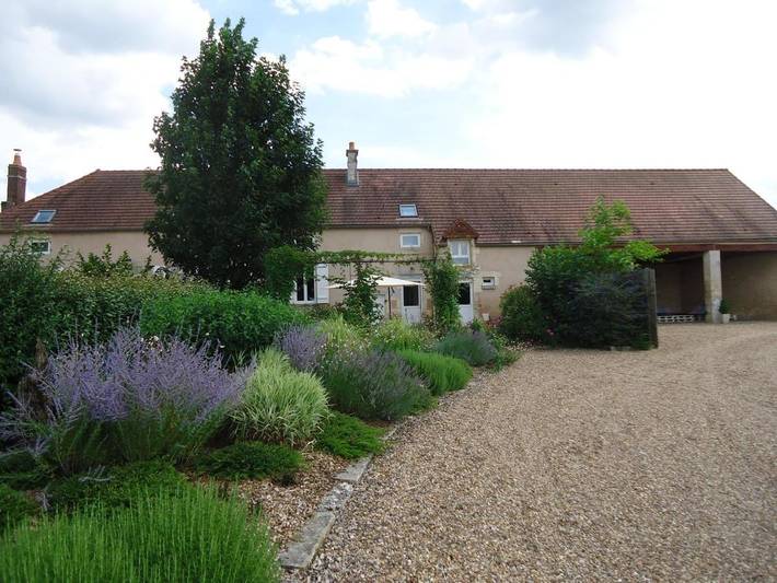 Location de vacances pour 12 personnes, avec Terrasse et Jardin ainsi que Piscine et Vue à Entrains-sur-Nohain - 3