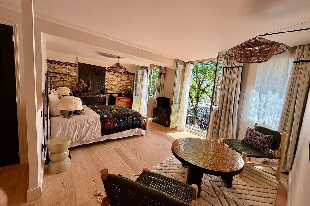Maison Romy Charming \"Balthazar\" room Upmarket B&B in the heart of Chinon in Chinon, Loire Valley