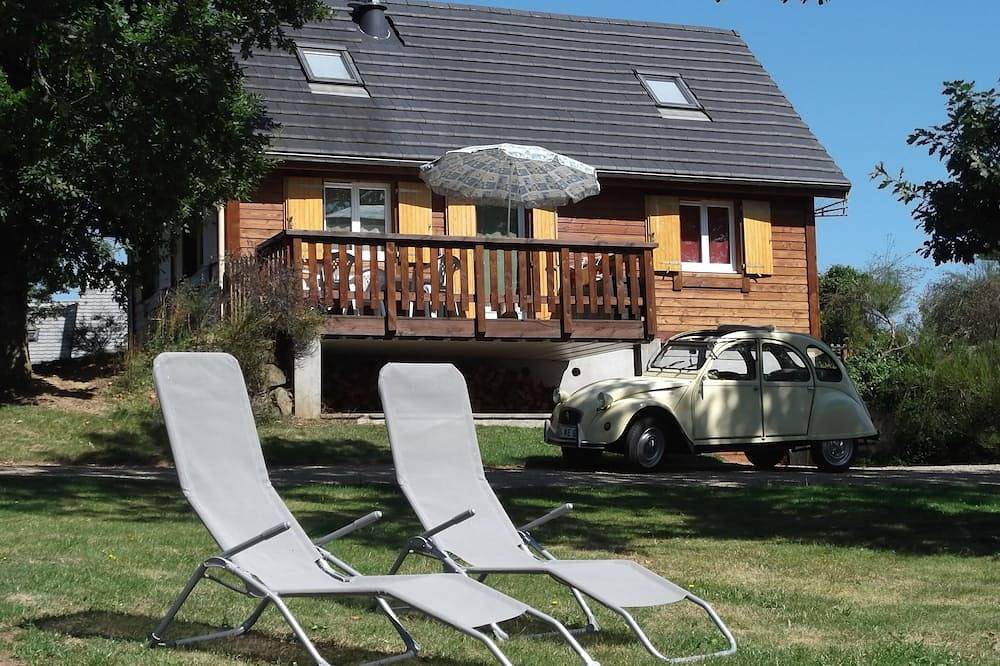 Chalet 3 chambres, 7 personnes, très grand terrain, calme et verdure. in Chapdes-Beaufort, Parc naturel régional des Volcans d'Auvergne