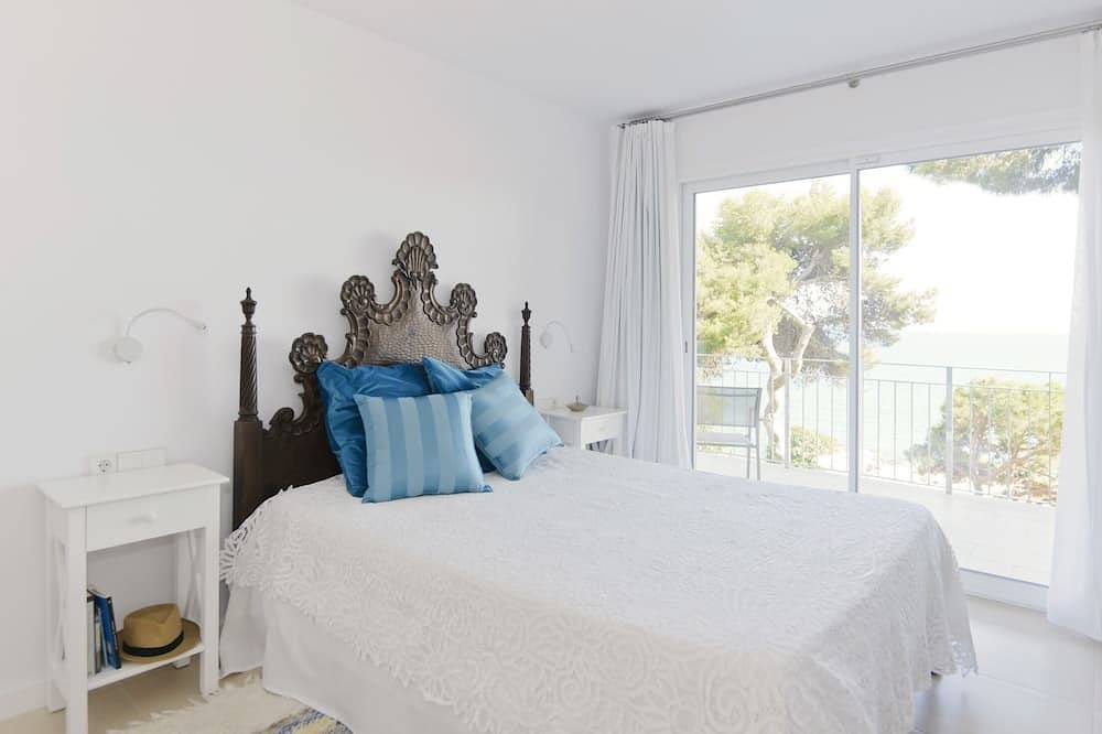 Villa unique en face de la plage et entouré d'arbres méditerranéens in Platja d'Aro, Costa Brava