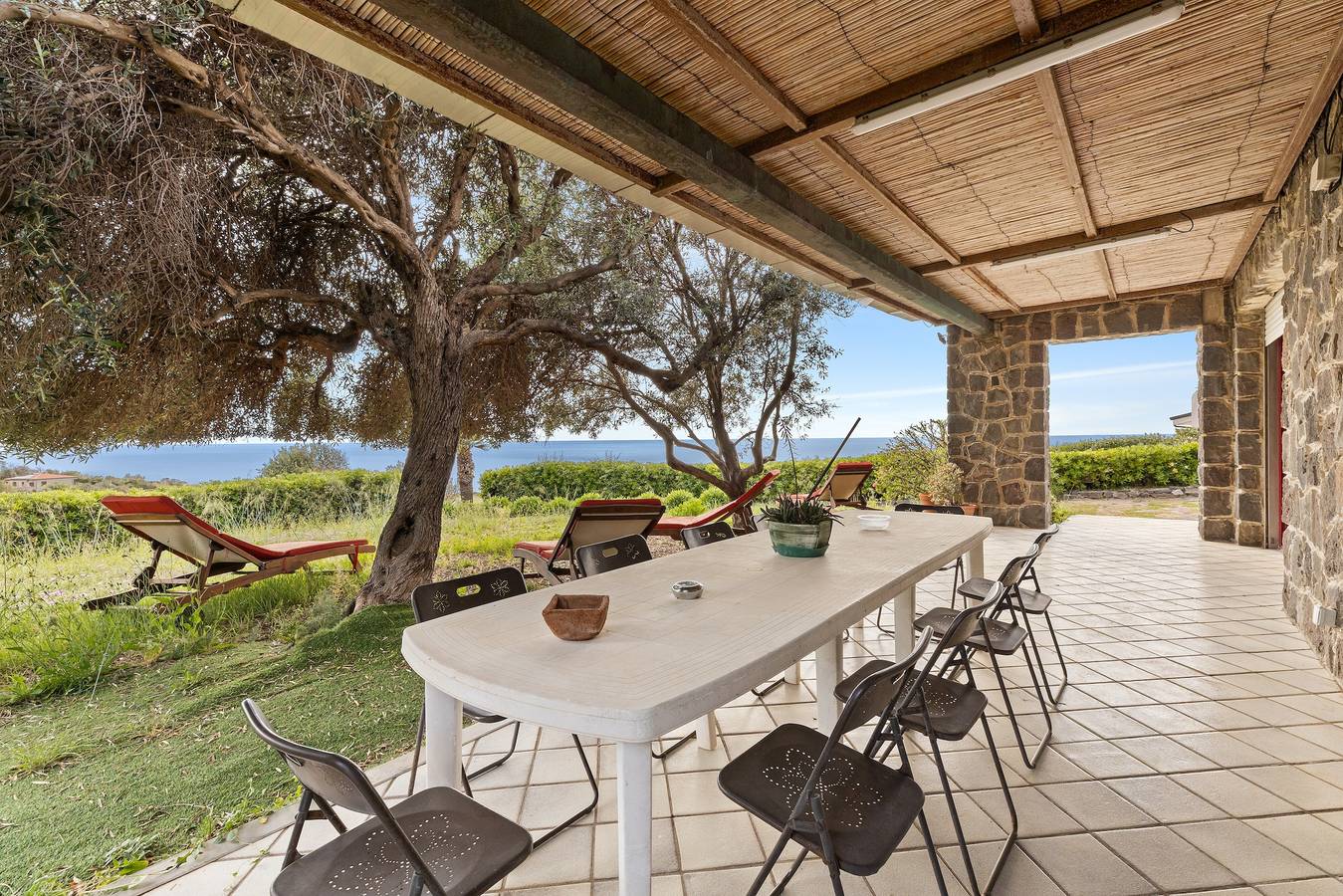 Villa 'Bea Holiday Home with Sea View', Private Terrace and Garden in Magomadas, Planargia
