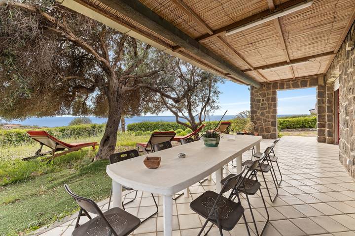 Villa 'Bea Holiday Home with Sea View', Private Terrace and Garden in Magomadas, Planargia