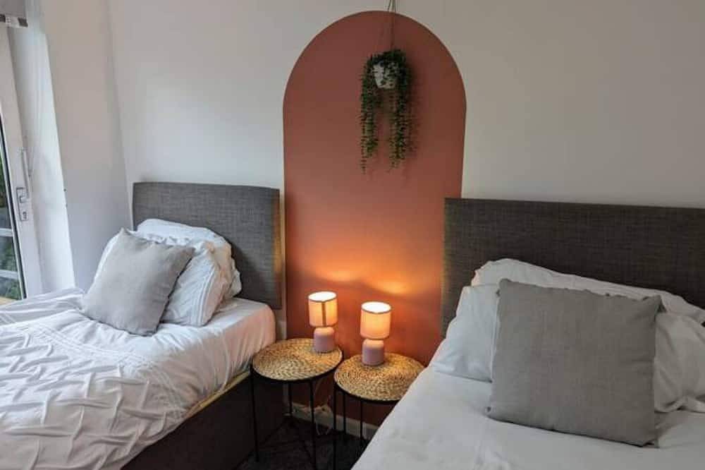 3 bedroom bungalow in Tonge Fold for Contractors and Relocation in Bolton, Greater Manchester