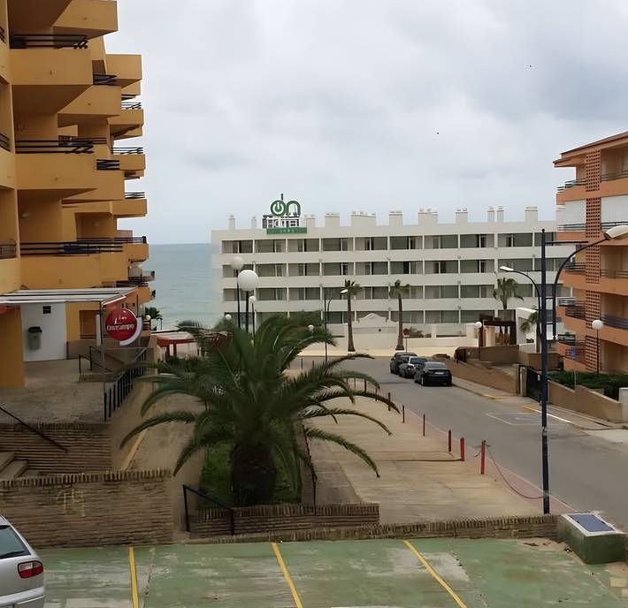 Ganzes Studio, Studio „100 m vom Strand entfernt“ mit Gemeinschaftspool und privater Terrasse in Matalascañas, Almonte