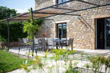 Gîte pour 15 personnes, avec terrasse et jardin à Espinas