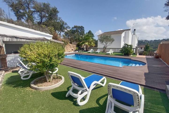 Villa für 9 Personen, mit Balkon und Whirlpool sowie Garten in Lloret de Mar