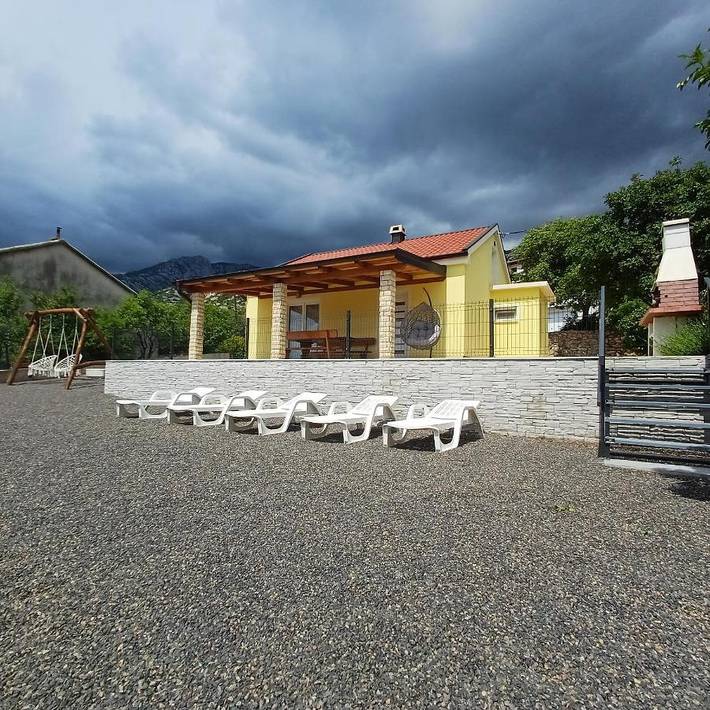 Ferienhaus für 5 Personen, mit Ausblick und Garten in Karlobag