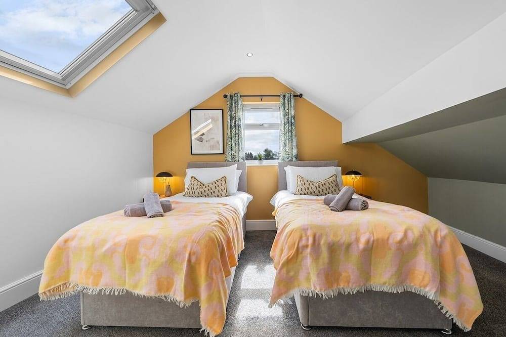 Stylish 4-Br House with Parking, Central location in Bolton, Greater Manchester