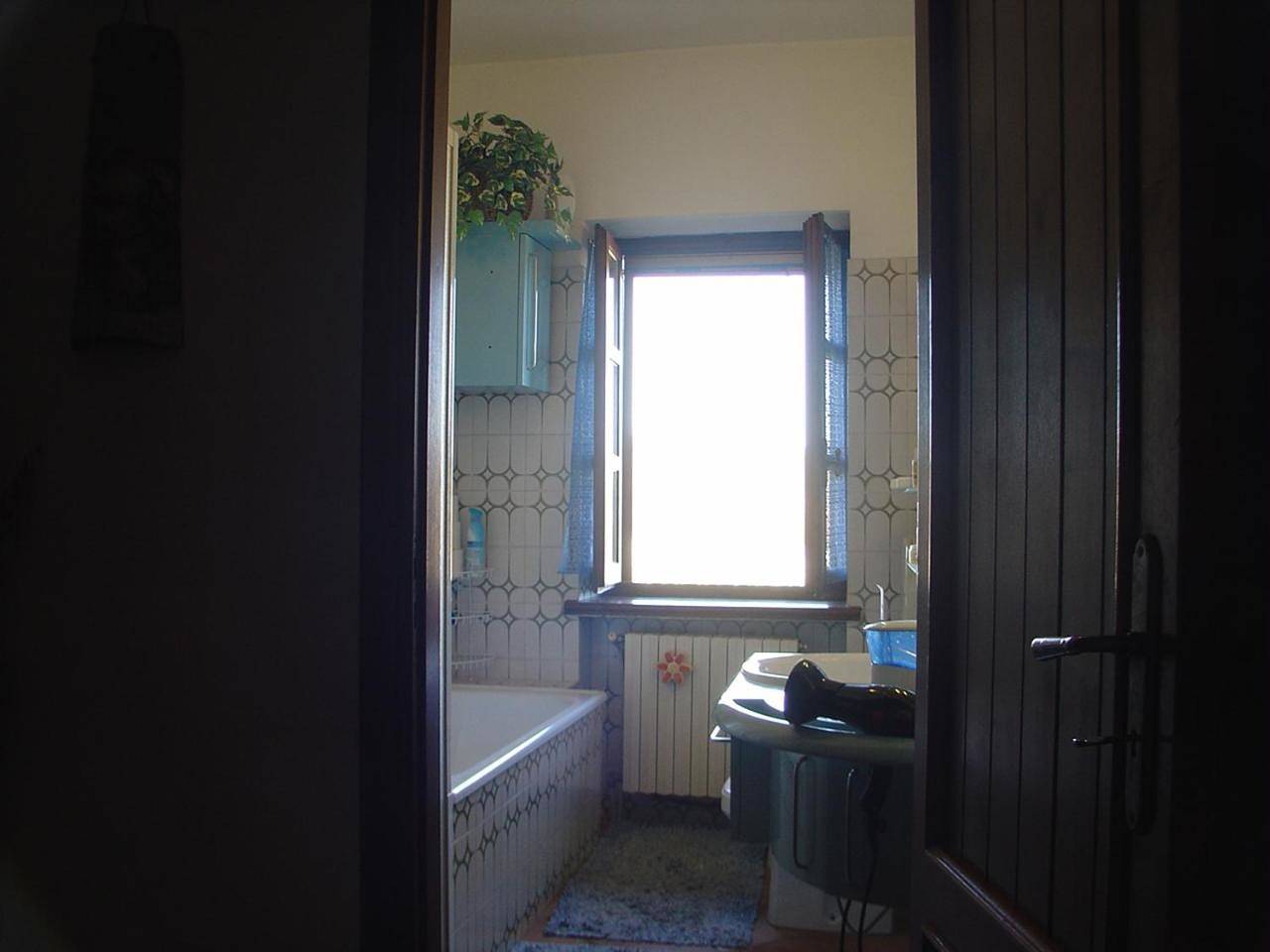 Cascina tra le vecchie vigne con piscina in Canale, Langhe