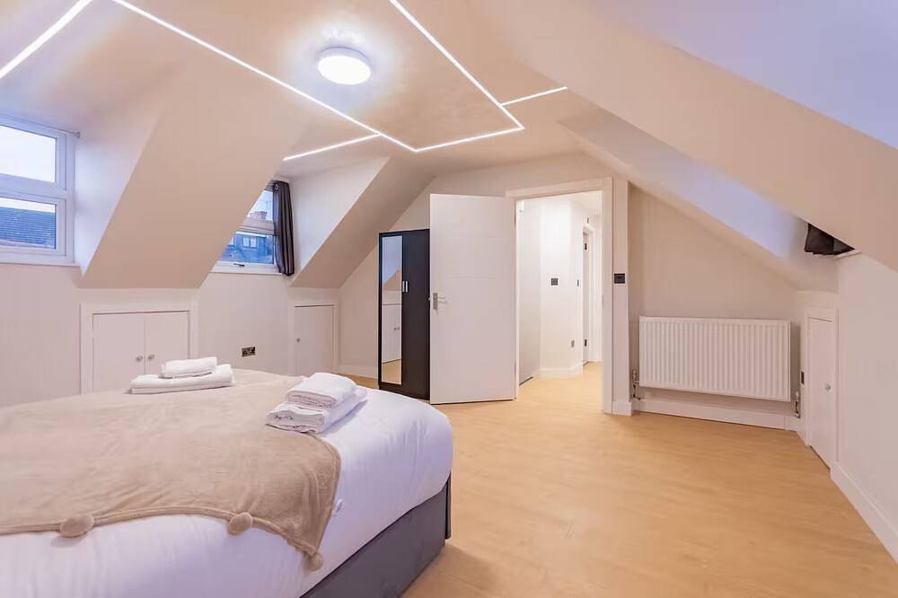 Hamlet Hideaway | Sleeps 14| Off Street Parking - Pass the Keys in Westcliff-on-Sea, Southend-on-Sea